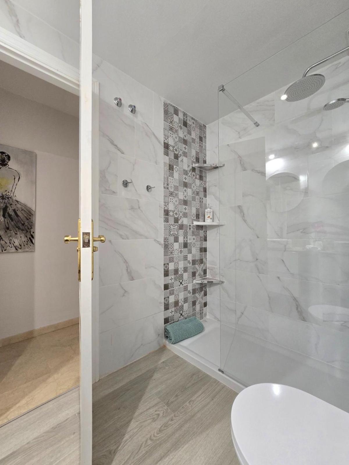 Luxury Beach Side Apartment In Marbella Playa Exteriör bild